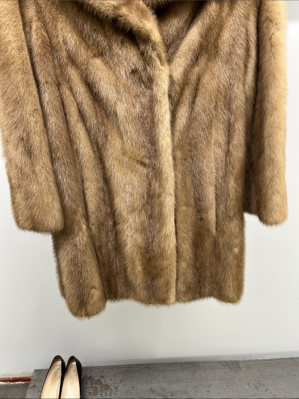 Classic Women’s Fur Coat in Light Brown - Picture 3 of 5